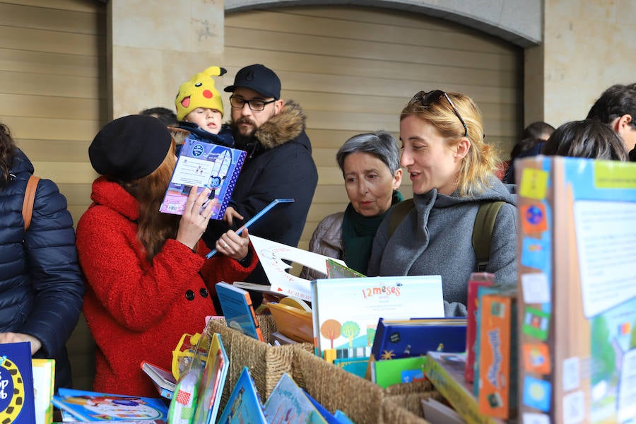 Fotos: Miles de Libros invaden la Plaza Mayor de Salamanca