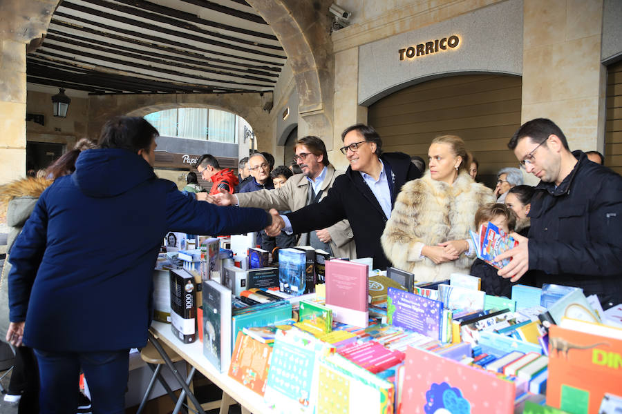 Fotos: Miles de Libros invaden la Plaza Mayor de Salamanca