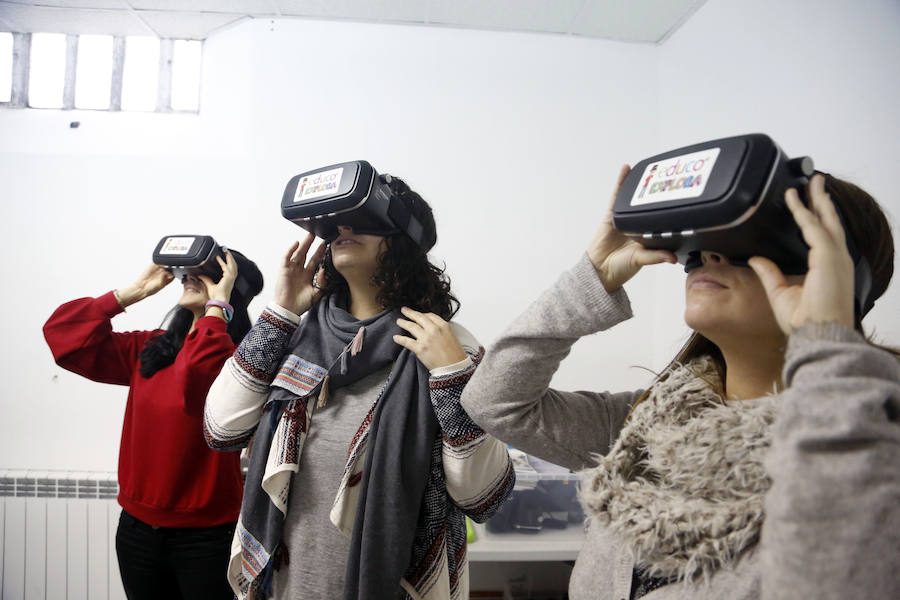 Varias personas experimentan la visión que se puede obtener con unas gafas de realidad virtual.