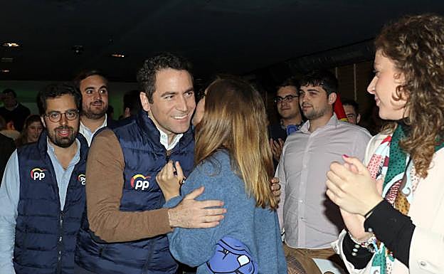 García Egea saluda a los asistentes al acto.