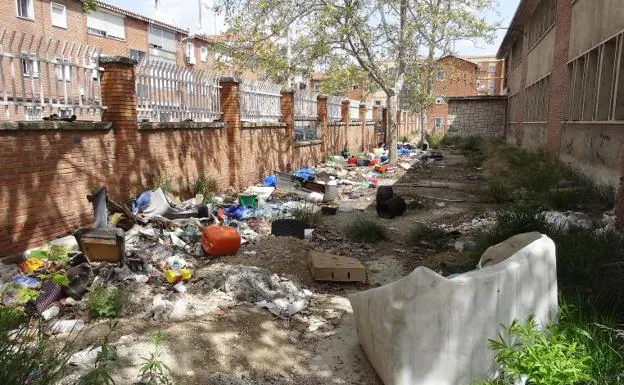 Escombros y basuras acumuladas en el antiguo colegio Santiago López a la espera del inicio de las obras de rehabilitación.