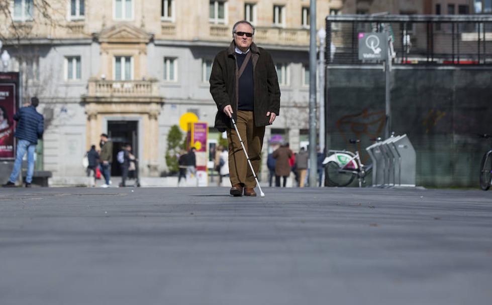 Mario camina por Recoletos, sin apenas referencias que guíen su camino. 