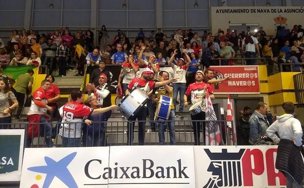 Aficionados del Frente Navaverde, en el lugar que ocupan en el nuevo pabellón.