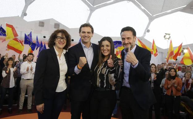 Albert Rivera, junto a Soraya Rodríguez (izquierda), Soraya Mayo y Edmundo Bal, este miércoles en Valladolid.
