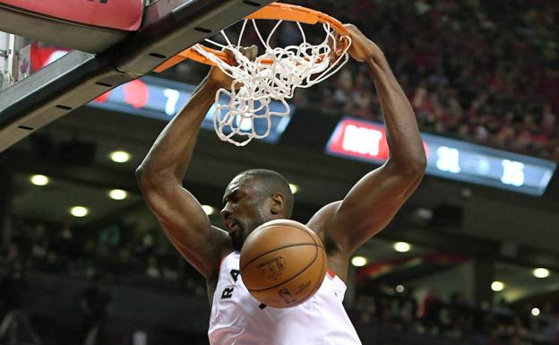 Serge Ibaka nachaca la canasta. 