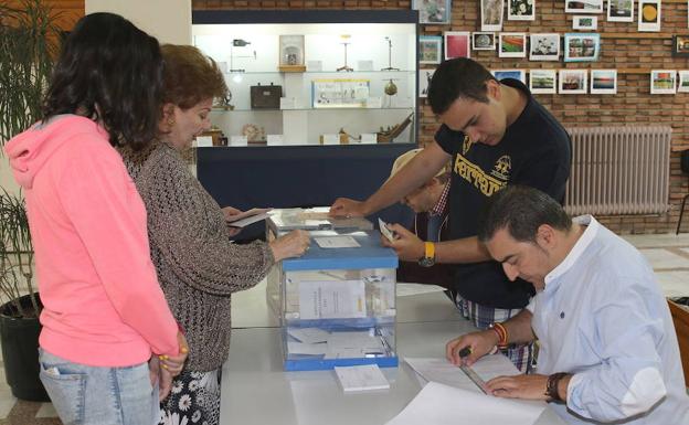 Mesa electoral en el IES Andrés Laguna, en junio de 2016. 