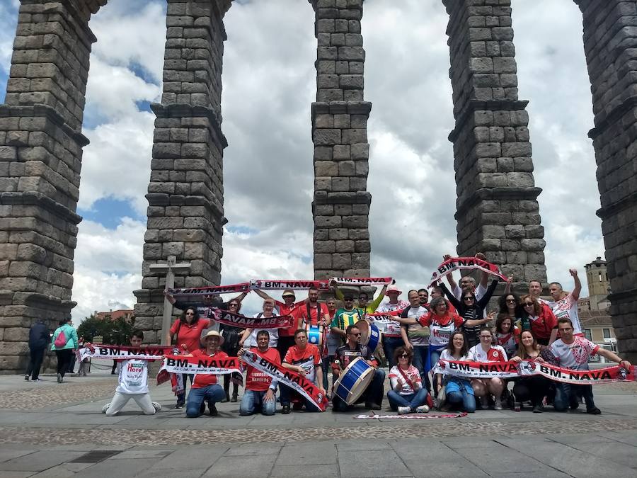 Aficionados del conjunto navero, junto al Acueducto.