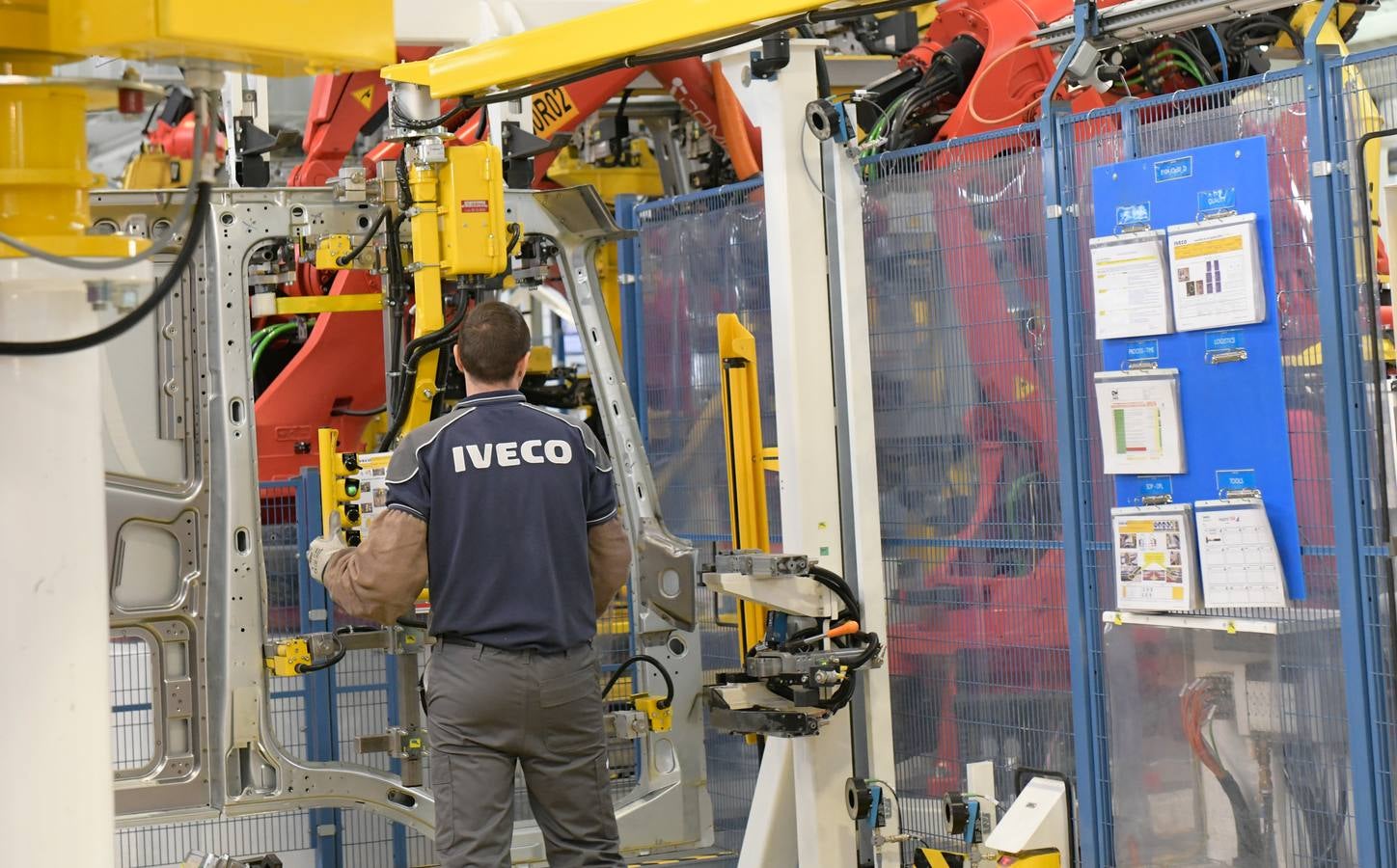 Fotos: Isabel García Tejerina y Fátima Báñez visitan la factoría Iveco en Valladolid