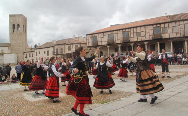 Un momento de la exhibición de baile por la Escuela de Forclore Arevalense. 