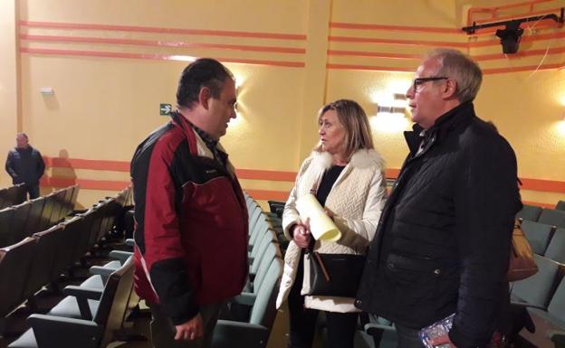 Pilar del Olmo y Martínez Bermejo charlan con Roberto Merino, presidente de Radio Taxi Valladolid. 