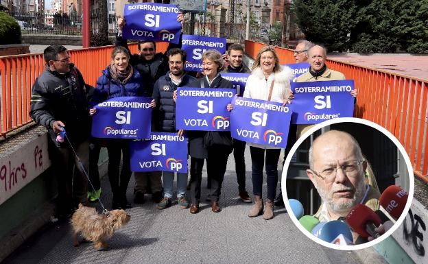 Los candidatos del PP al Congreso, Senado y a la Alcaldía de Valladolid posan con carteles favorables al soterramiento a la entrada del túnel de Delicias. En la imagen pequeña, Francisco Igea. 