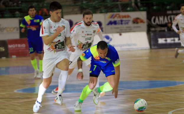 Chus persigue el balón ante el Industrias Santa Coloma, en el Pedro Delgado. 