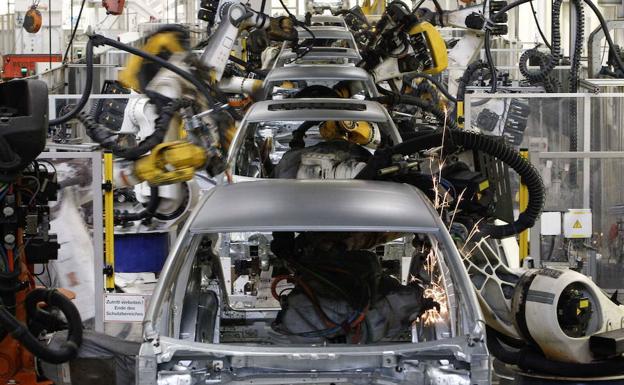 Robots soldadores trabajando en la fábrica que la multinacional automovilística Volkswagen tiene en Wolfsburgo.
