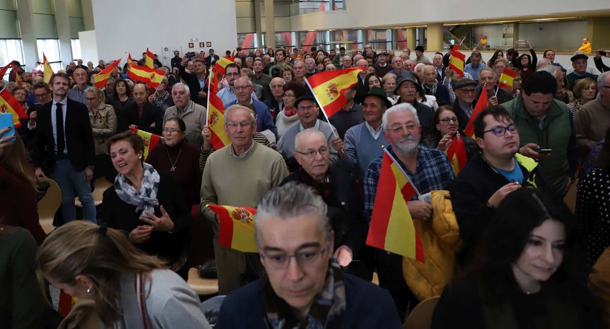 El expresidente del Gobierno José María Aznar participa en un mitin del PP en Burgos. 