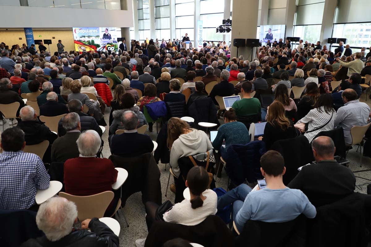 El expresidente del Gobierno José María Aznar participa en un mitin del PP en Burgos. 