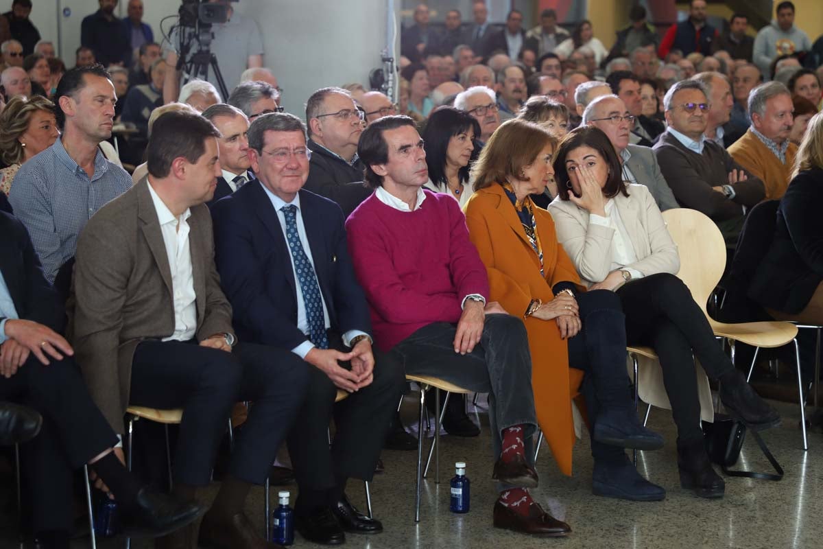 El expresidente del Gobierno José María Aznar participa en un mitin del PP en Burgos. 