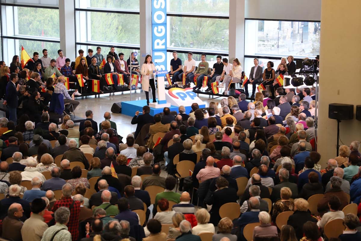 El expresidente del Gobierno José María Aznar participa en un mitin del PP en Burgos. 