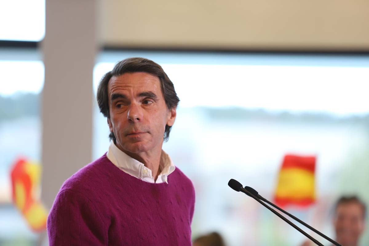 El expresidente del Gobierno José María Aznar participa en un mitin del PP en Burgos. 