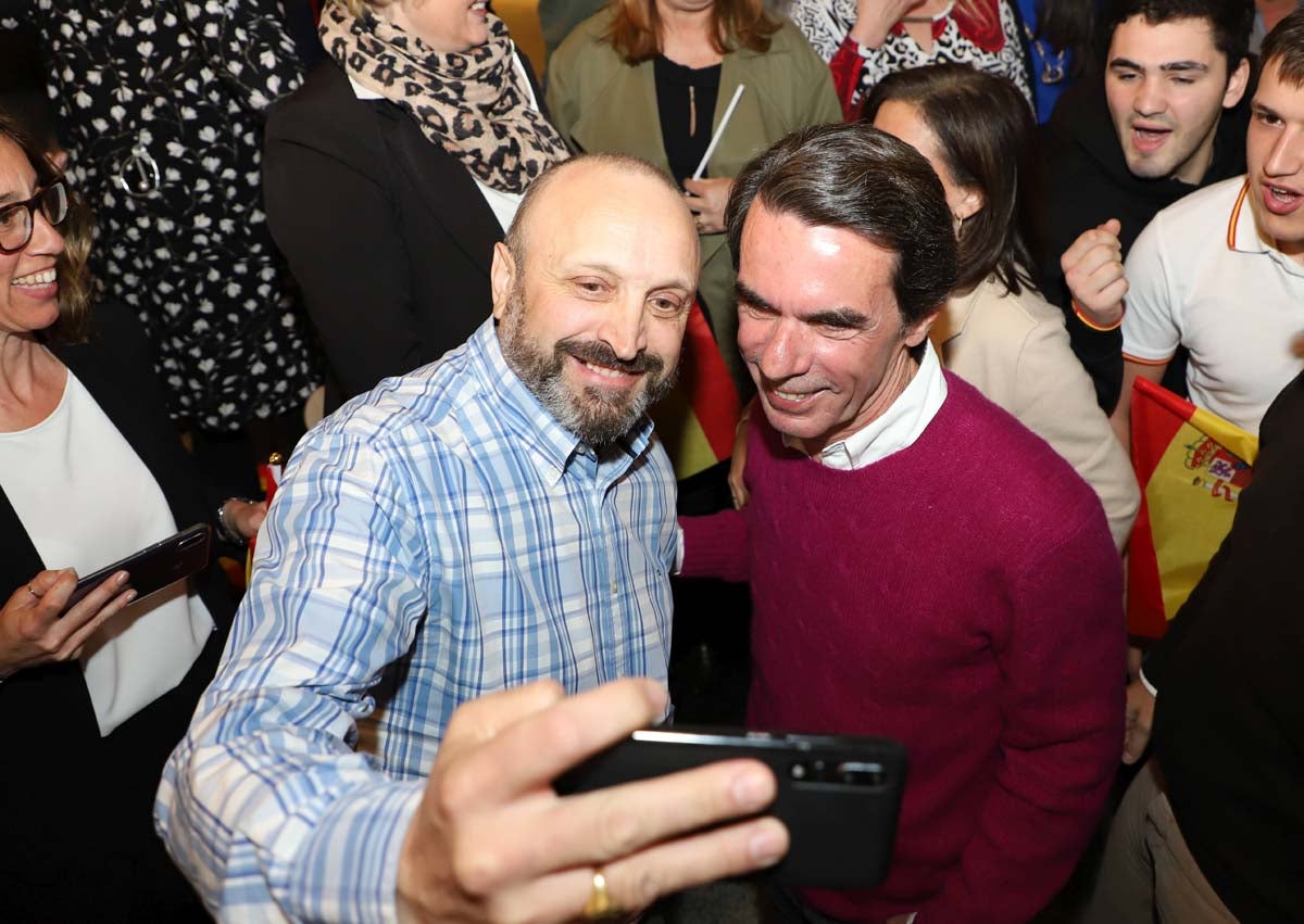 El expresidente del Gobierno José María Aznar participa en un mitin del PP en Burgos. 