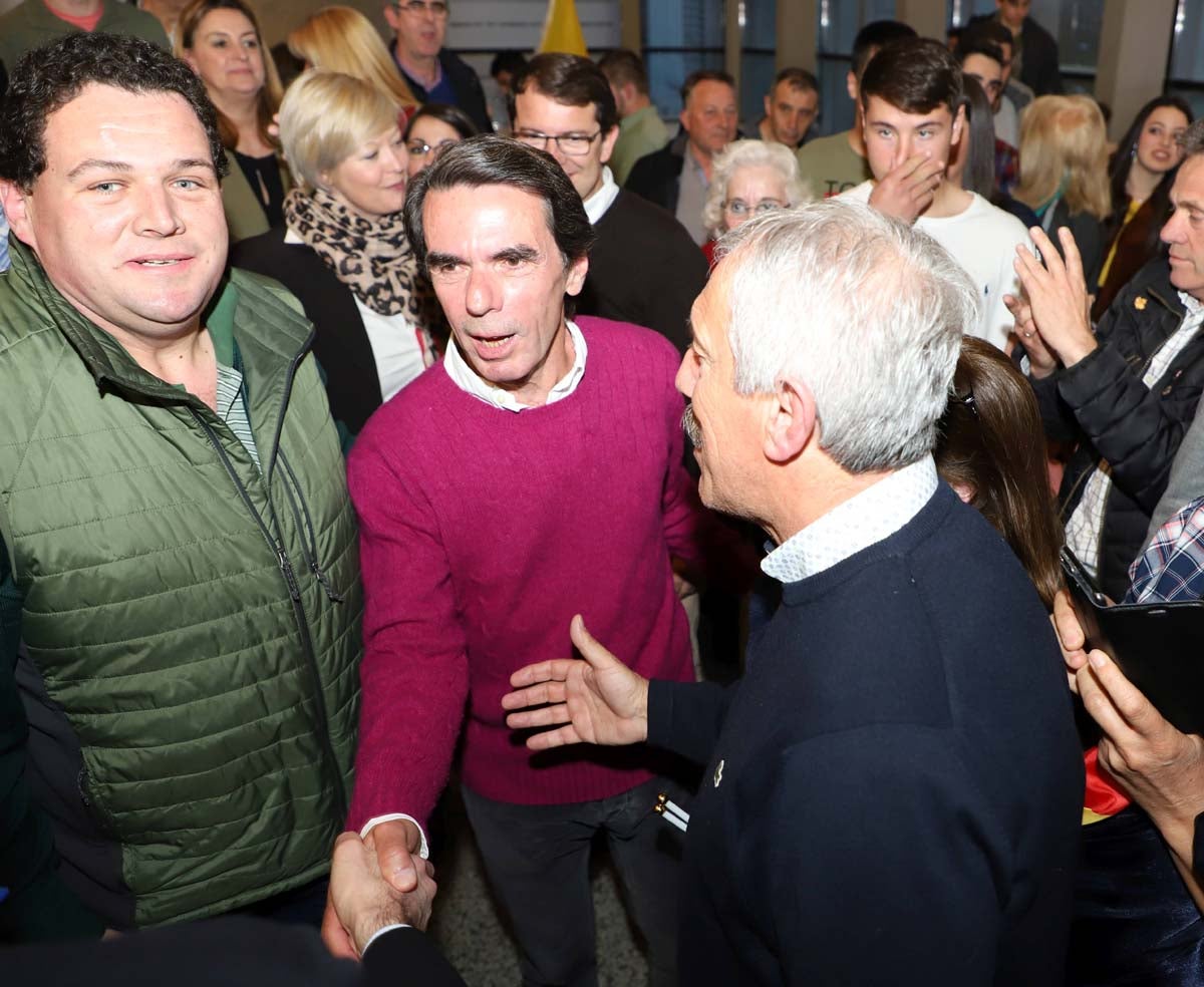 El expresidente del Gobierno José María Aznar participa en un mitin del PP en Burgos. 