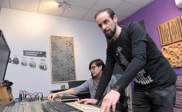 Nuria Ojosnegros y Gustavo Fernández, de Cascabel, trabajando con el grupo The Fourez. 