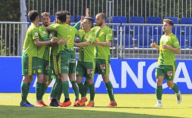 Los jugadores de Unionistas celebran uno de sus goles en Abegondo ante el Fabril. 