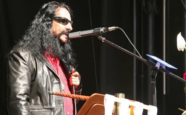 José Estanga Rebollal, más conocido como 'El alcalde Rockero', durante la ofrenda del Ayuntamiento de Oencia, a la Virgen de la Encina en 2007