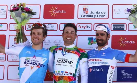 El ciclista italiano Davide Cimolai (C), festeja su victoria junto a Guillaume Bovin (I), y Jorome Cousin (D)