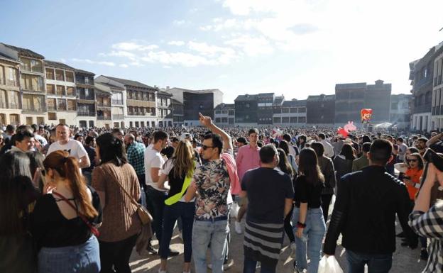 Miles de personas toman Peñafiel horas antes de que comience la XVII Concentración de Charangas