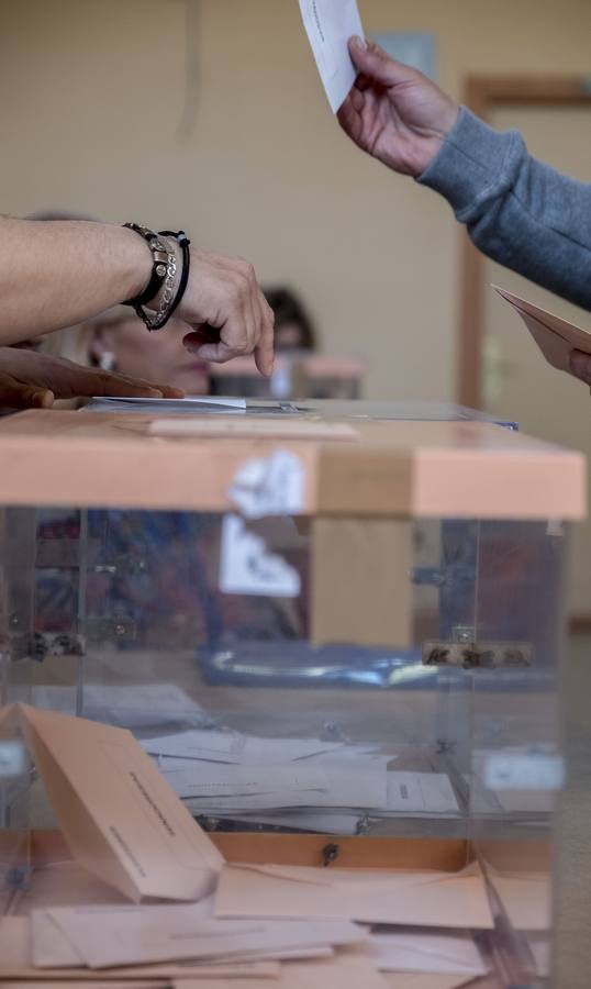 Fotos: El ambiente en los colegios electorales de Valladolid