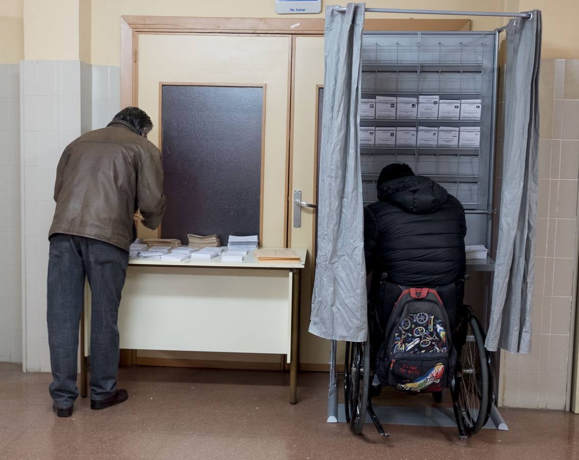 Fotos: El ambiente en los colegios electorales de Valladolid