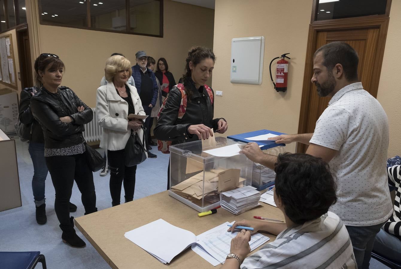 Fotos: El ambiente en los colegios electorales de Valladolid