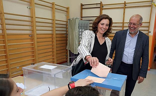 La candidata de Ciudadanos al Senado por Valladolid, Mónica Martín, vota en el Colegio García Quintana de Valladolid. Junto a ella, el candidato a la Presidencia de la Junta, Francisco Igea