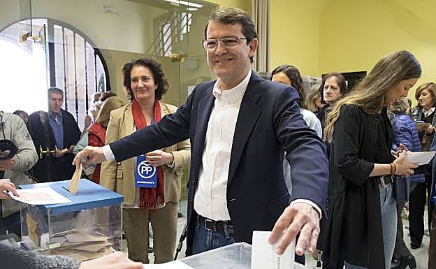 El presidente del PP de Castilla y León, Alfonso Fernández Mañueco, vota en el colegio electoral situado en el Registro General de la Delegación de Economía y Hacienda. 