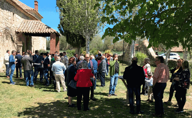 Vecinos de Gallegos de Hornija y San Salvador en la ermita del Villar durante el vino Español