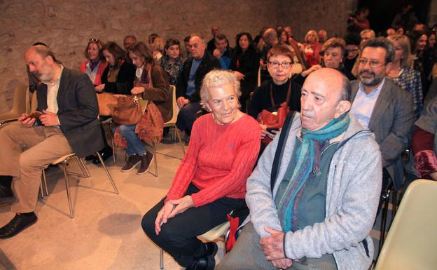 En primer término, Marcos Martín y Elena Rueda, ayer en el Museo Esteban Vicente. 