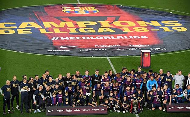 Los jugadores del Barcelona, con el trofeo del título de Liga. 