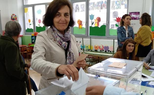 La candidata abulense al Senado de la coalición Unidas Podemos-IU-EQUO votó en su localidad, Arenas de San Pedro.