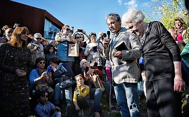 El alcalde, Fernando Rubio, fue el encargado de presentar a la escritora ante la multitud de gente. 