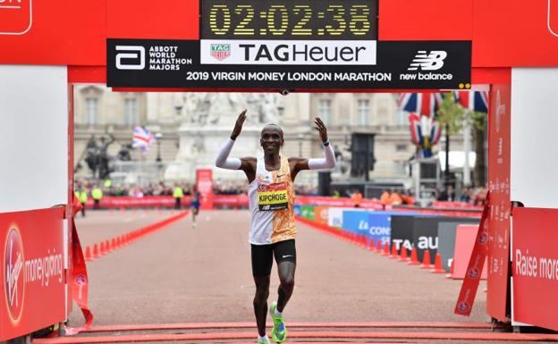 Kipchoge, cruzando la meta del Maratón de Londres