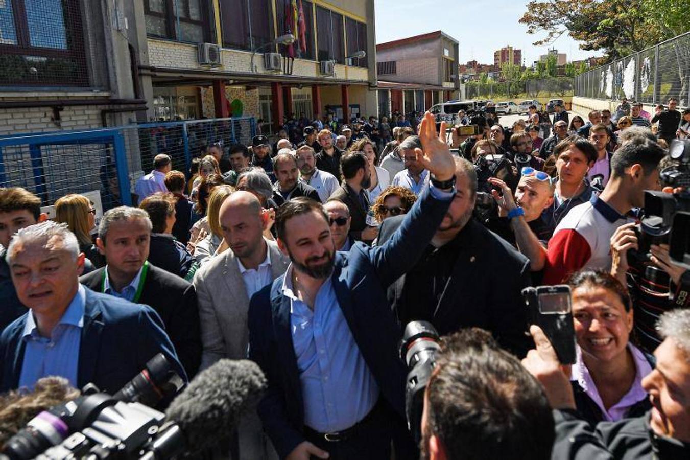 Fotos de la jornada electoral, candidatos y anécdotas en las votaciones de las elecciones generales 28A. En la imagen, Santiago Abascal. 