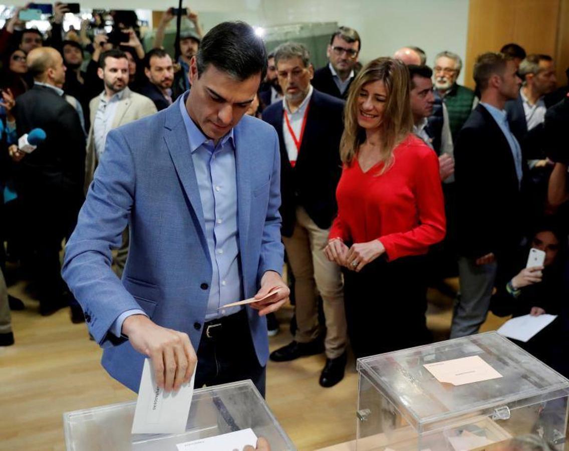 Fotos de la jornada electoral, candidatos y anécdotas en las votaciones de las elecciones generales 28A. En la imagen, Pedro Sánchez votando junto a su mujer. 