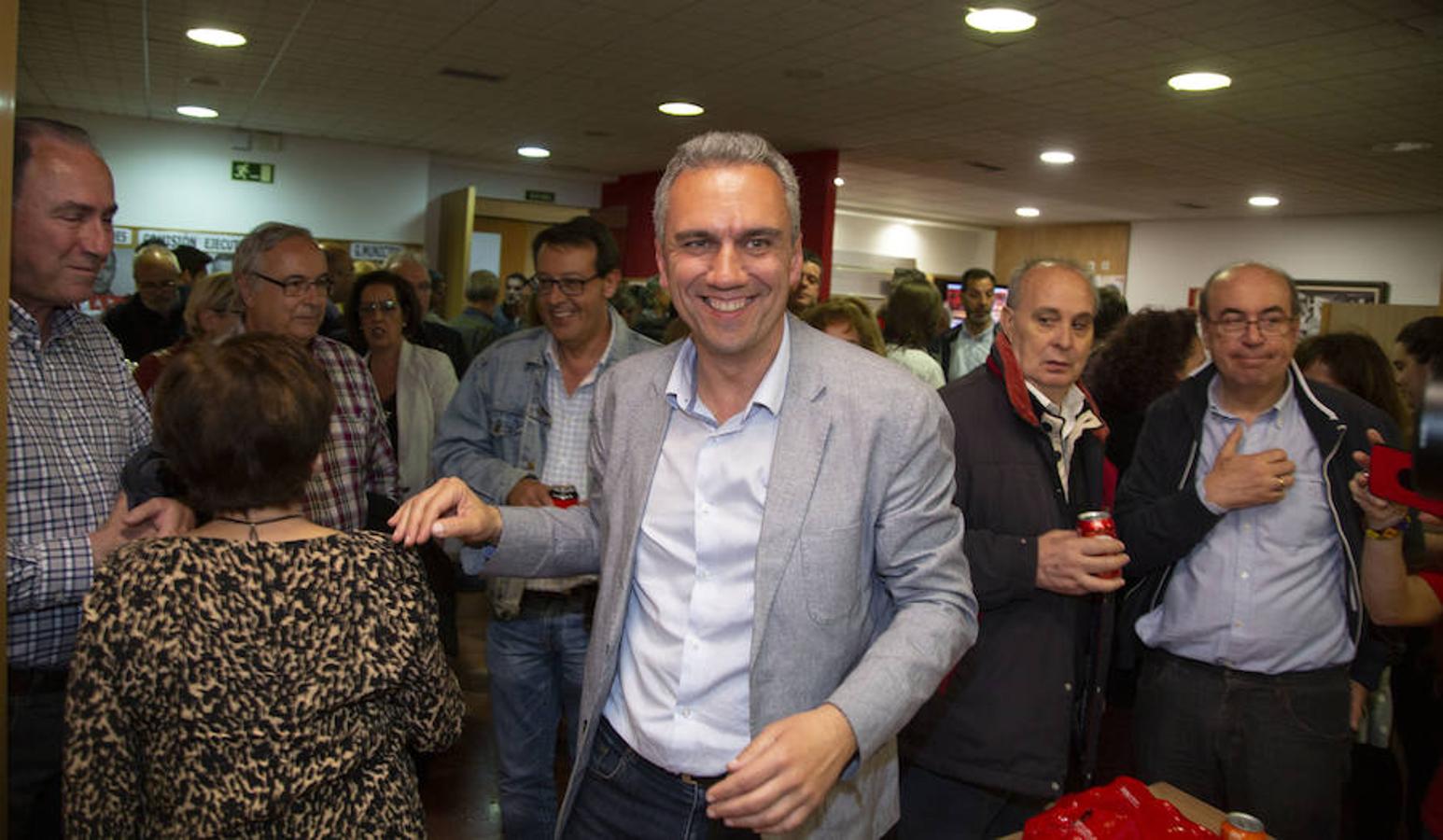 El PSOE ha celebrado su victoria en las elecciones generales en la sede de la formación en la calle Santa Lucía