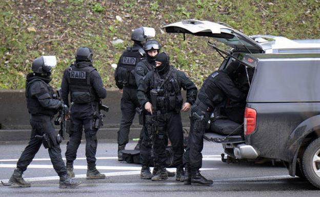 Agentes del RAID, unidad especial de intervención de la Policía francesa.