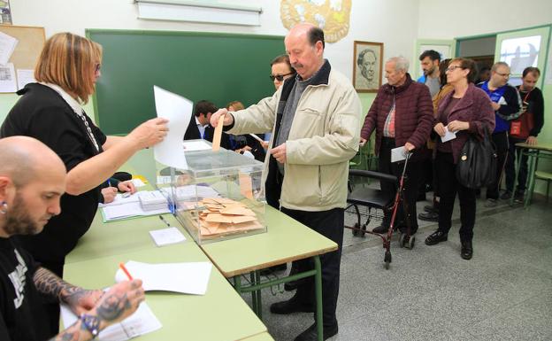 Cola de votantes en un colegio de Segovia, este domingo en la jornada electoral. 