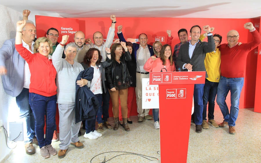 Los socialistas festeja su incontestable triunfo alrededor de su diputado electo, José Luis Aceves.