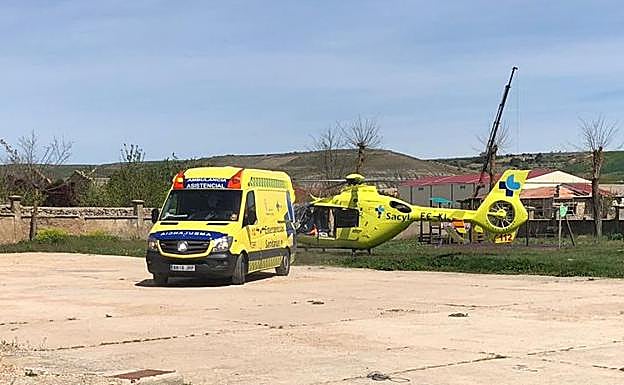 El Sacyl ha movilizado una ambulancia y un helicóptero medicalizado. 