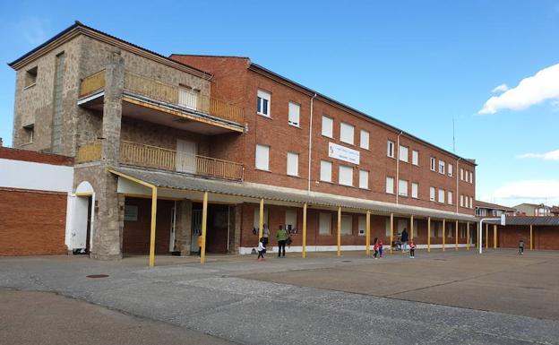 Edificio acutal de Infantil que se derribará para construir el nuevo centro de salud de Aquilar de Campoo. 