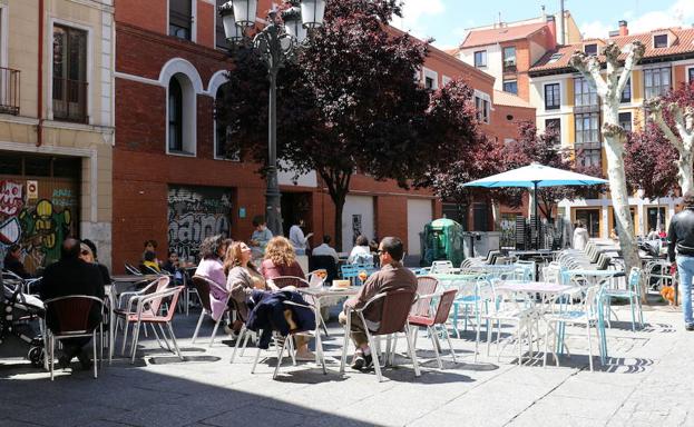 Los vallisoletanos aprovecharon el sol el último fin de semana de abril en la Plaza de Cantarranas. 