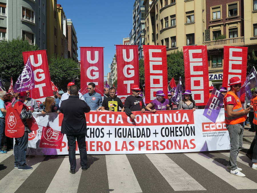 Sindicatos, partidos políticos y colectivos salen a la calle en León capital este 1 de Mayo para celebrar y reivindicar en el Día del Trabajador, con esperanza en la victoria socialista pero con recelos sobre posibles pactos con el liberalismo